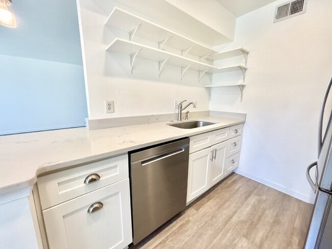 Building Photo - Gorgeous Updated Condo In Virginia Beach!