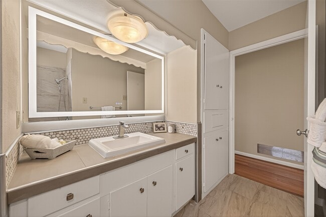 Building Photo - 5646 Hazen St