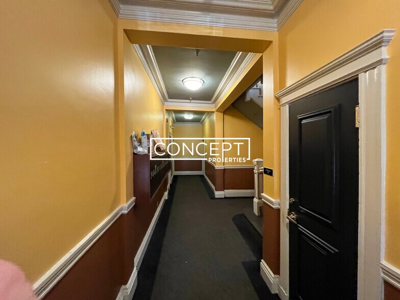 Building Photo - 100 Queensberry St