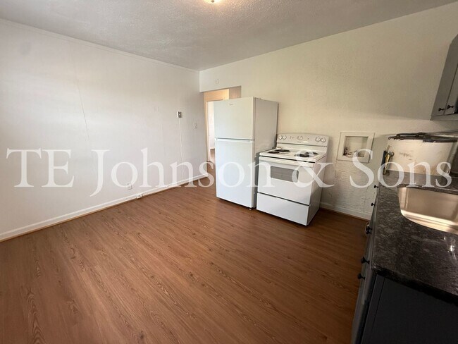 Building Photo - 1137 N Cameron Ave