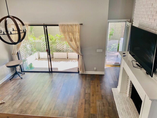 Building Photo - Gorgeous Venice Townhouse w/Upgrades Galore close to Beach+Canals w/Laundry+Garage+Pool