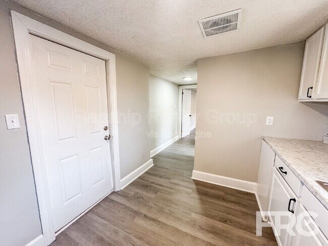 Building Photo - 600 Howell St