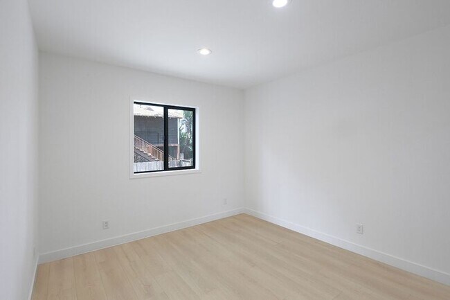 Building Photo - 2121-2123 Glenada Ave
