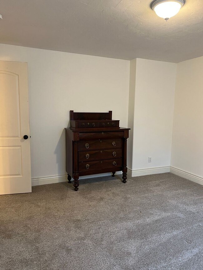 Building Photo - Stunning 5 bed 3.5 bath twin-home on the R...