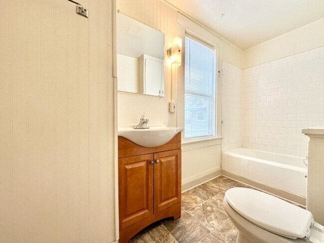 Building Photo - 644 W 4th St