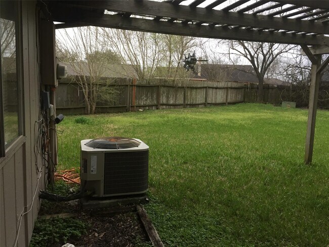 Building Photo - 17318 Edgehaven Dr