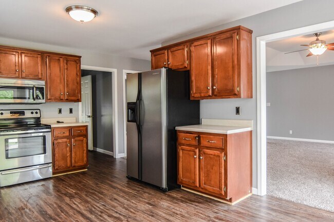 Building Photo - Pet Friendly Three Bedroom!