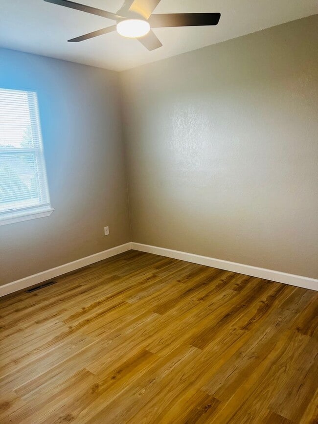 Building Photo - Available Now – Updated 3 Bedroom Tri-Plex...