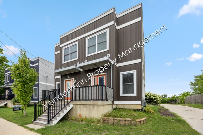 Primary Photo - 739 Bates St SE