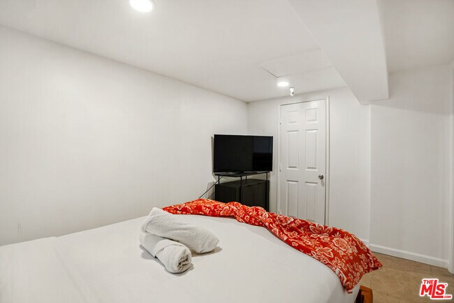 Building Photo - 917 N Curson Ave