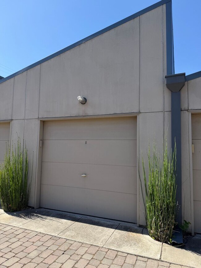 Building Photo - Rare Live/Work or Residential Opportunity in the Heart of North Oak Park!
