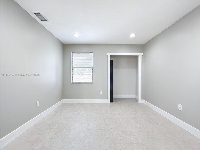 Building Photo - 13804 Kendale Lakes Dr