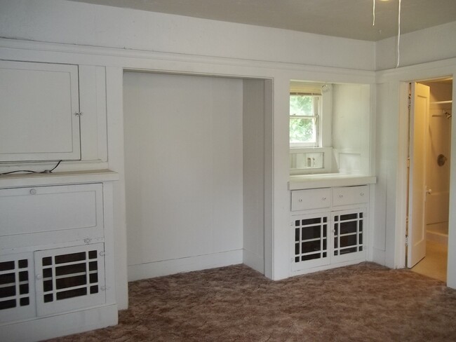 Building Photo - Affordable 1 bedroom 1 bathroom home on Ma...