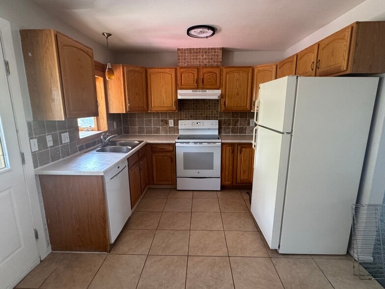 Kitchen - 5730 W 111th Pl