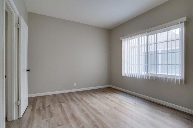 Building Photo - Beautifully Updated and Spacious 1B/1B in Belmont Shore!