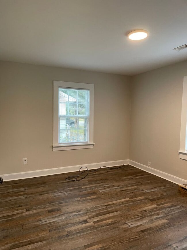 Building Photo - Newly Renovated