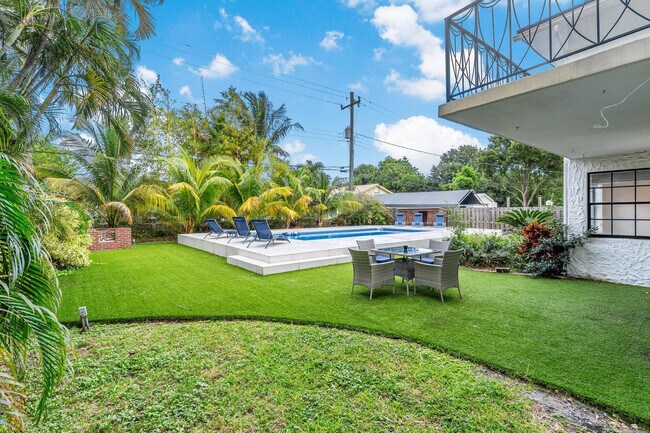 Building Photo - 809 SW 14th Ct