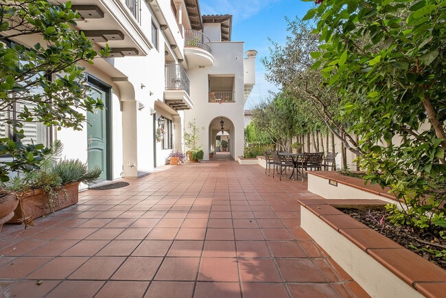 Beautiful courtyard - 108 S El Molino Ave