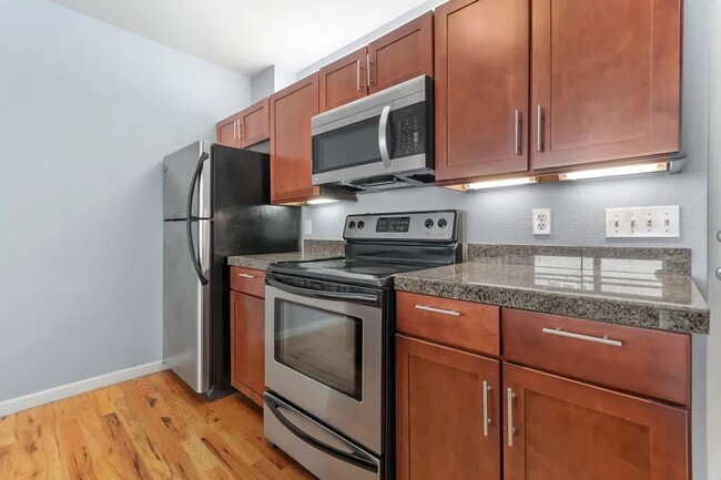 Building Photo - Lovely condo in the heart of Mayfair!