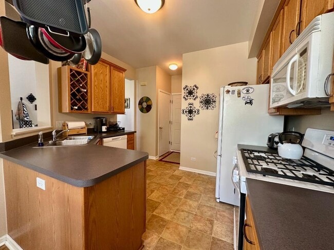 Building Photo - 3334 Bromley Ln