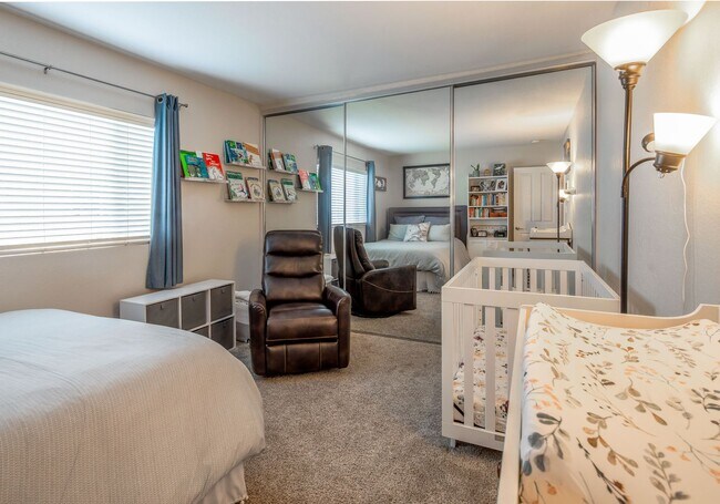 Building Photo - 2 Bedroom, 2 Bath Town Home in Gate Community