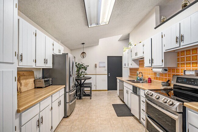 Building Photo - 4 bed/3 bath very spacious, fully furnishe...