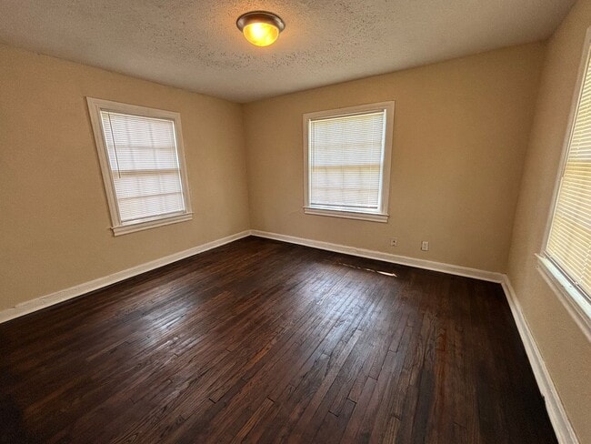 Building Photo - Lovely 4 Bedroom 1 Bath Home!