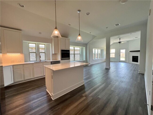 Building Photo - 577 Elm Green St