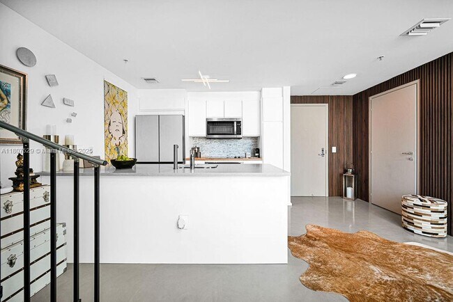 Building Photo - 300 S Biscayne Blvd
