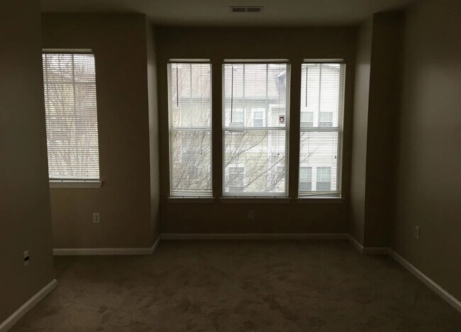 Building Photo - 1055 Park Row N