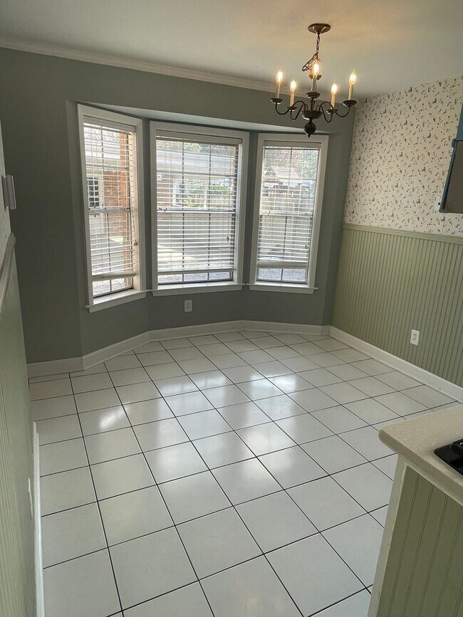 Building Photo - Spacious 4BD Home in Metairie, with Driveway and Fenced in Backyard