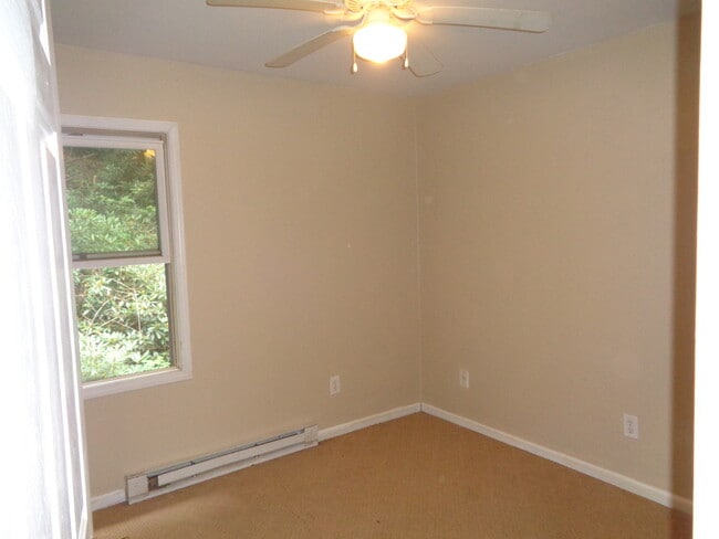 Building Photo - 134 Hemlock Dr