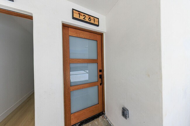 Building Photo - 1259 S Longwood Ave