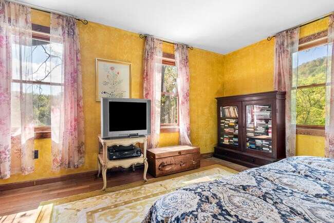 Building Photo - 1087 State Rd