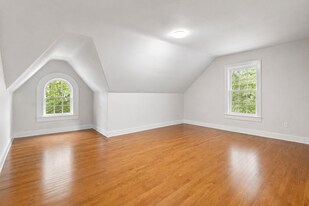 Building Photo - 11 Holten St