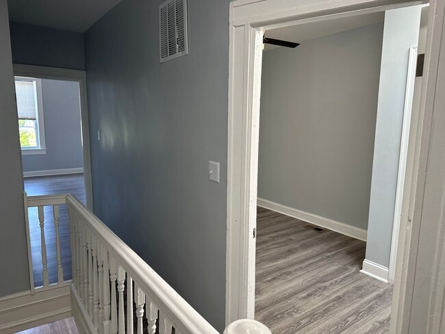Building Photo - Spacious Rooms! Hardwood Flooring Througho...