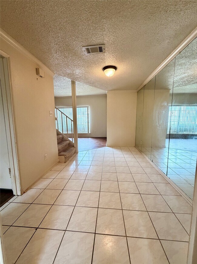 Building Photo - 7700 Creekbend Dr