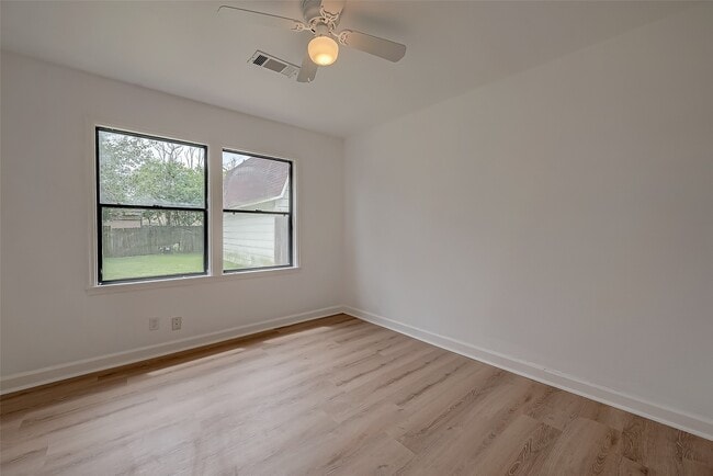Building Photo - 2051 Santa Rosa St
