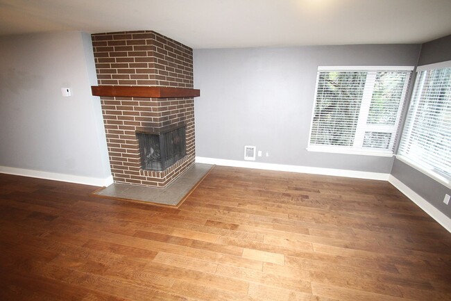 Building Photo - SEATTLE 2 BED, 1 BATH CONDO FOR RENT AVAIL...