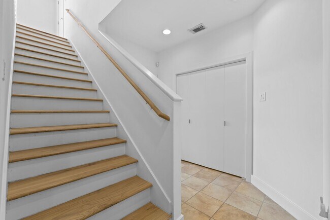 Building Photo - Contemporary Townhome Steps from Downtown/...