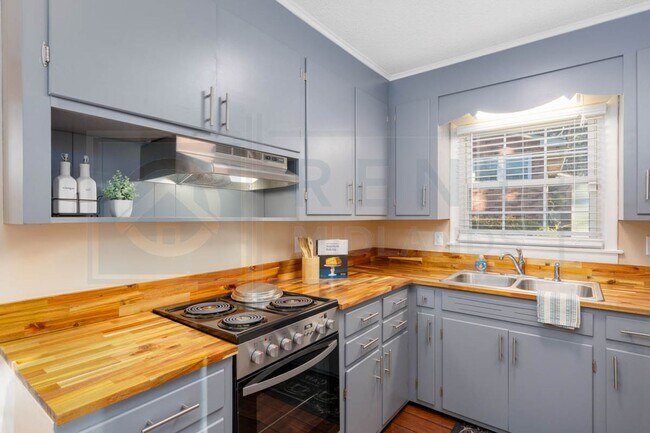 Building Photo - 2532 Parkwood Dr