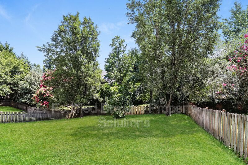 Building Photo - 8 Millpath Ln