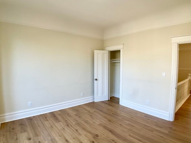 Building Photo - Newly Renovated Full Floor Flat! 4BR/3BA. In Unit Laundry! Dishwasher! Bay Windows!