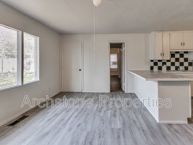 Building Photo - 937 N Locust Ln