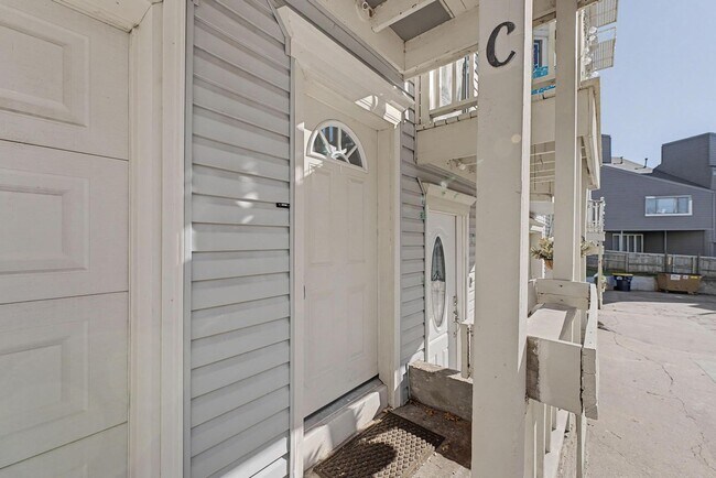 Building Photo - 2 Bed | 2 Bath Condo on Crybaby Hill