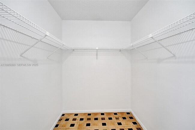 Building Photo - 125 Lake Paula Dr