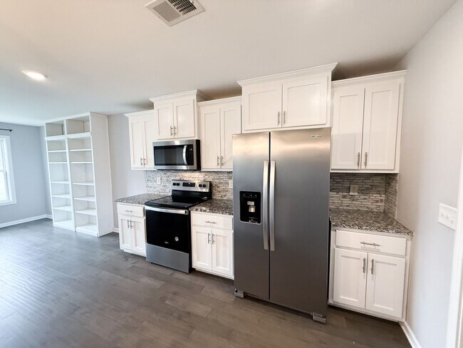 Building Photo - 3 Bedroom 3 Bathrooms located on a Cul De ...