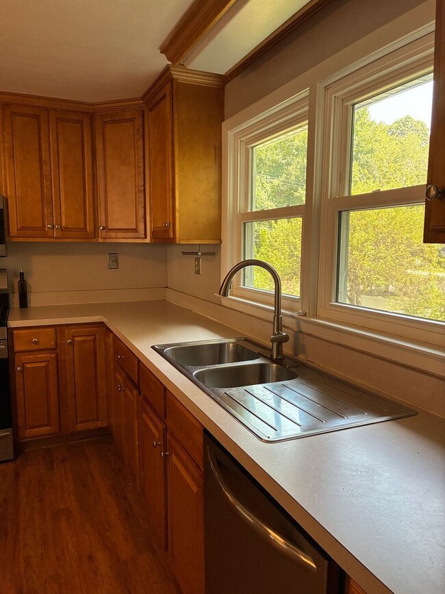 Building Photo - Charming ranch in beach community