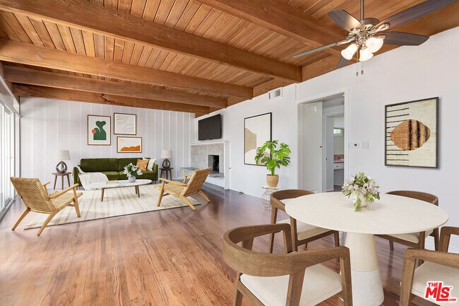 Building Photo - 609 N Doheny Dr