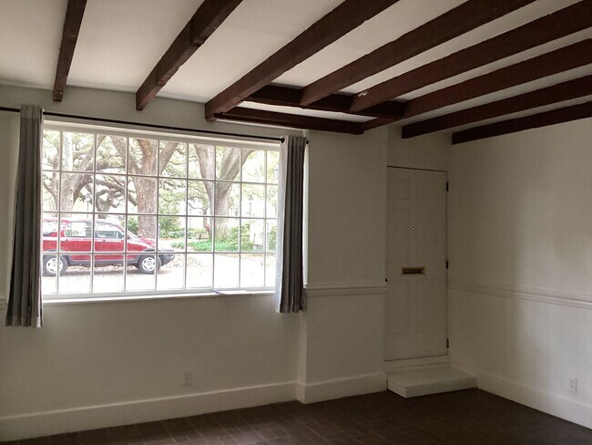 Building Photo - 431 Barnard St